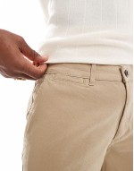 Training essentials woven shorts in chalky brown